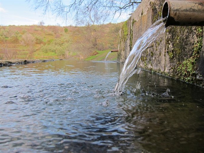 Agua. Caño. Pilar. Fuente.