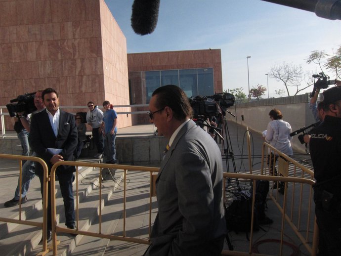 Julián Muñoz, llegando esta mañana a la Audiencia 