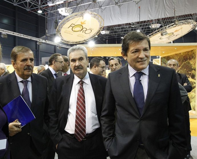 Fernández (derecha) con el consejero Graciano Torre, en el Foro Metal.