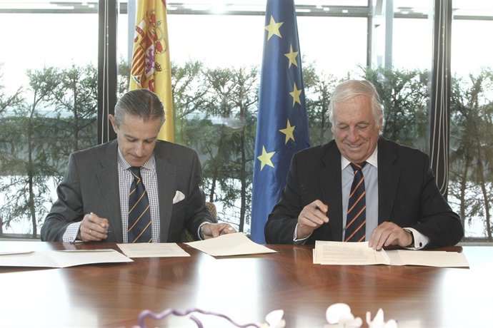 Asís con el Comisionado para La Marca España, Carlos Espinosa