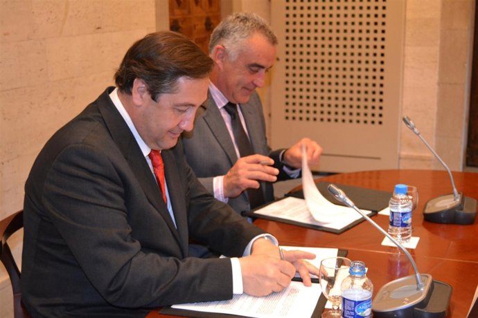 El conseller de Agricultura J.M.Pelegrí y el pte de las ADF, R.Sala