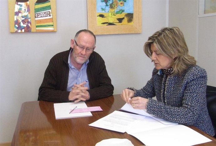 Botín durante la firma del convenio con Zapata, de Asorna.