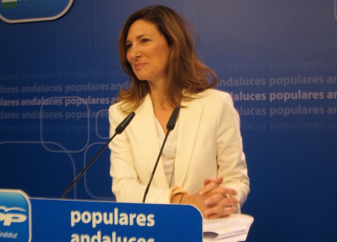 La vicepresidenta de Territorio del PP-A, Alicia Martínez, hoy en rueda de prens