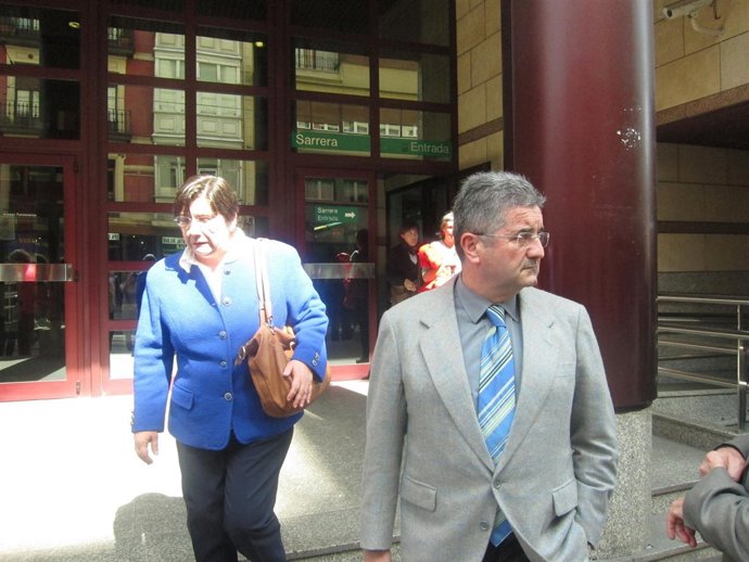 Edurne Brouard y Txema Montero a la salida del Palacio de Justicia de Bilbao