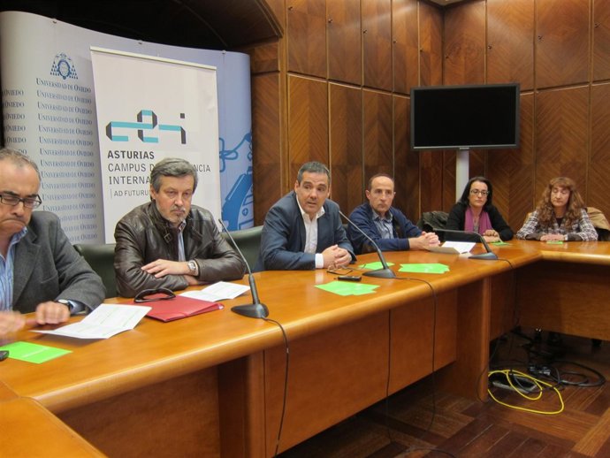 Domínguez (tercero por la izquierda) presenta el Aula de Pensamiento Científica.