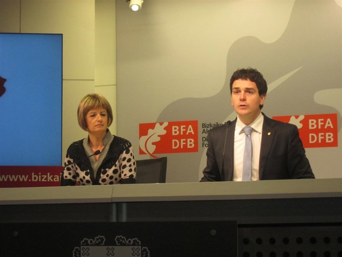 Unai Rementeria con la diputada de Acción Social, Pilar Ardanza