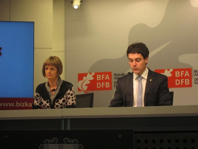 Unai Rementeria con la diputada de Acción Social, Pilar Ardanza