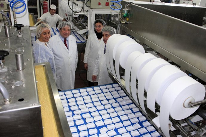 Martínez en su visita a la fábrica de sobaos
