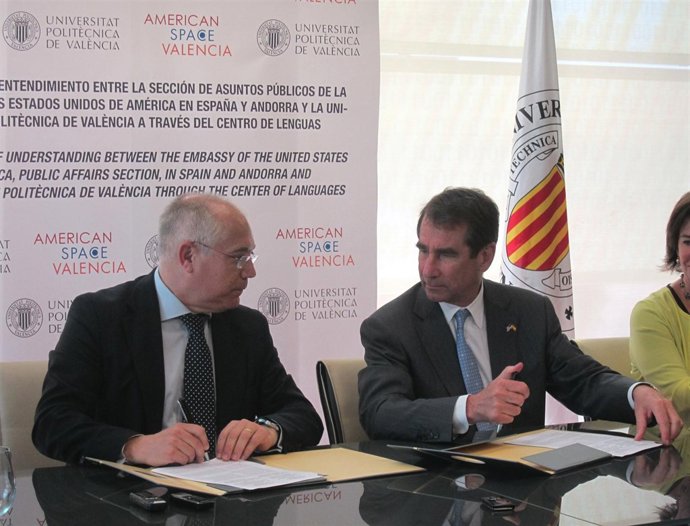 El embajador de EEUU, Alan Solomont, (derecha) junto al rector Juan Julià