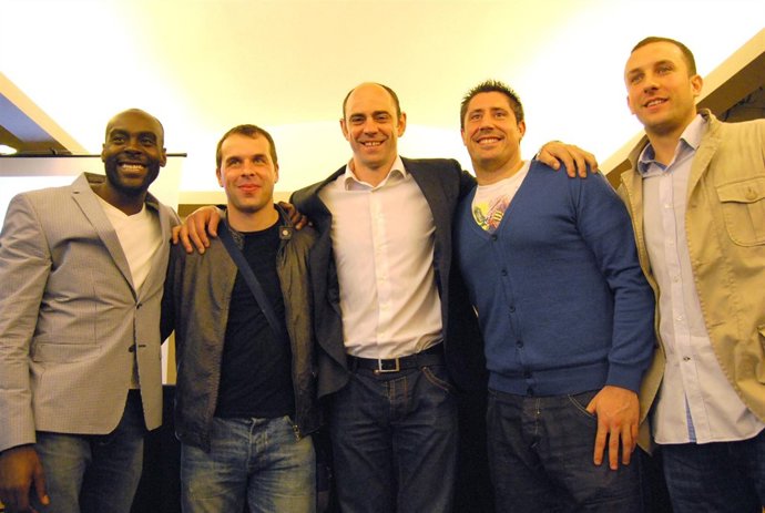 JJ Hombrados con varios jugadores de balonmano