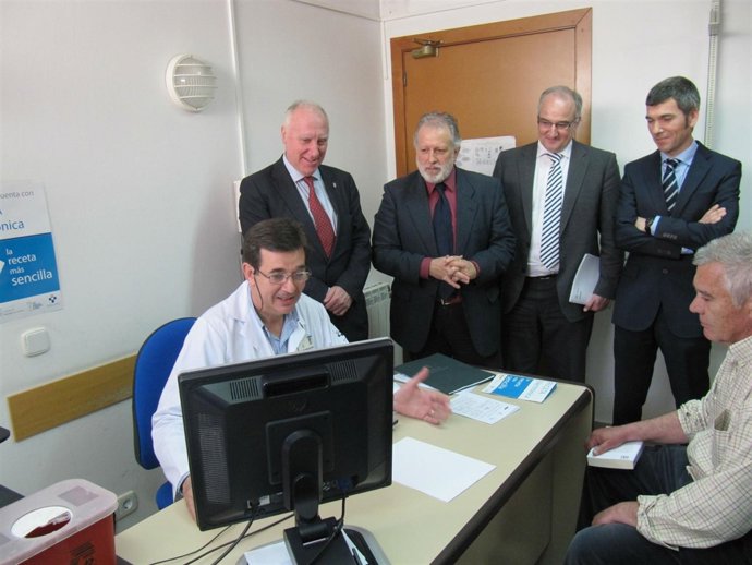 De pie por la izquierda: Blanco, González, Adsuara y Villazón, en la demostracón