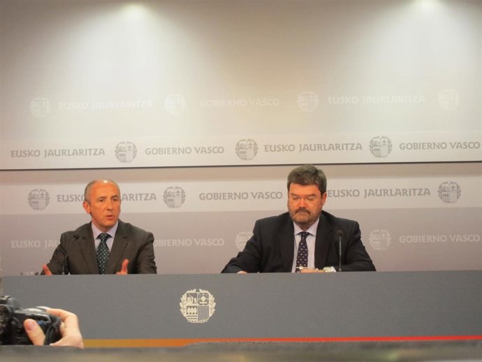 Josu erkoreka con el consejero juan mari aburto