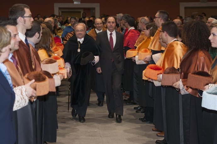 Imagen de archivo del rector y el presidente en un acto académico