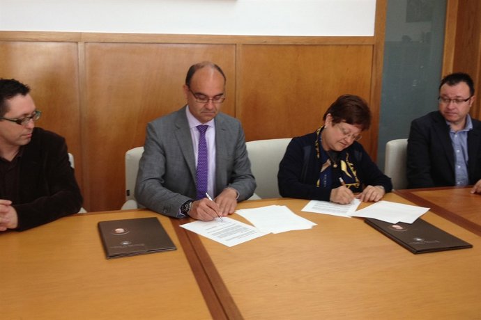 Firma del convenio entre Manuel Palomar y Luisa Pastor
