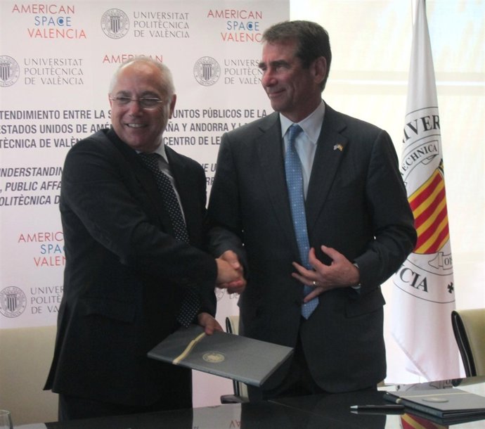 El rector de al UPV (izquierda) junto al embarjador de EEUU 