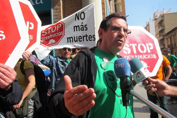 José Luis González, de PAH Valencia, atiende a los medios durante la protesta.