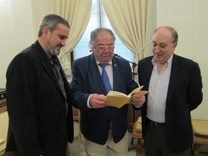 El Poeta Ángel García López, Ganador Del Premio Poesía De Cáceres