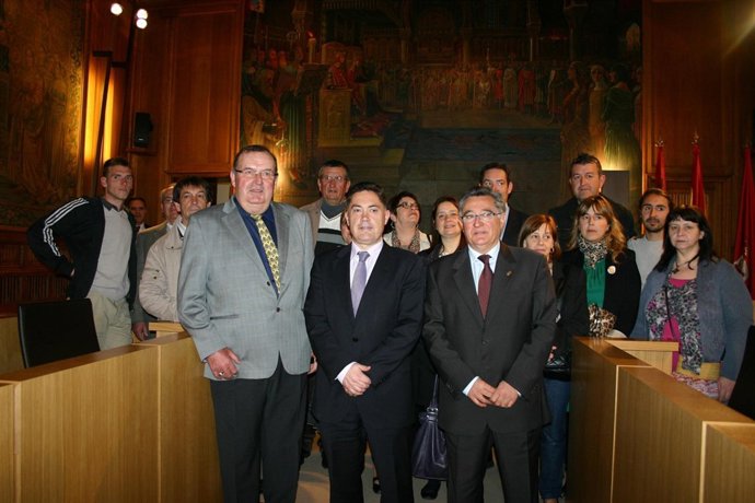 Marcos Martínez (C) y alcalde de Valverde (D) con miembros de Aulnay