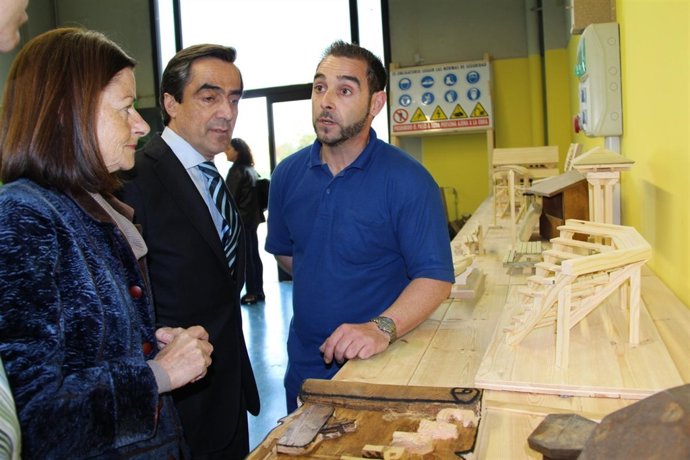 El alcalde en el taller de carpintería