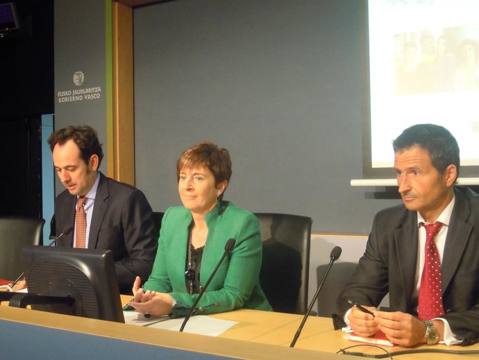 En el centro, la consejera vasca de Desarrollo Económico, Arantza Tapia