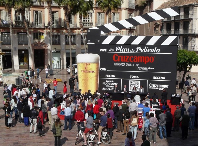 Claqueta gigante por el Festival de Cine en la plaza de la Constitución
