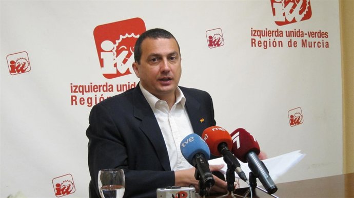 El coordinador regional de IU-Verdes, José Antonio Pujante, en rueda de prensa