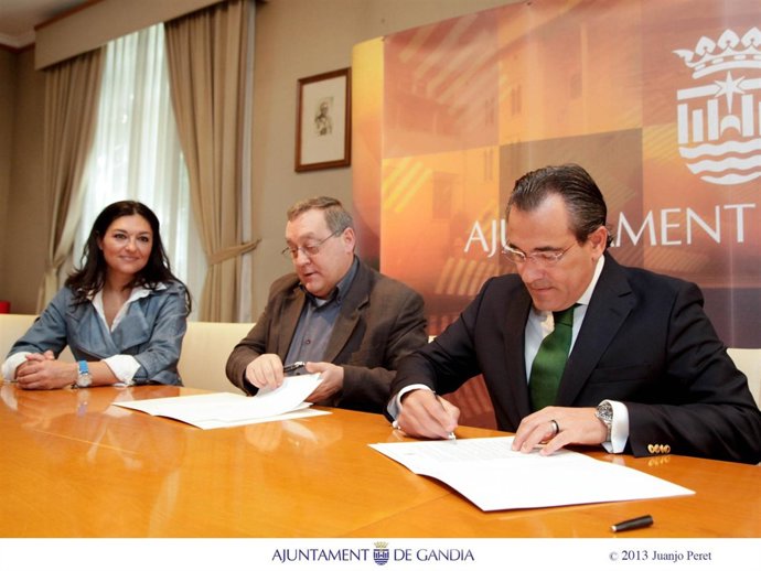 El alcalde de Gandia firma convenios de colaboración con Jezrael y Aspid