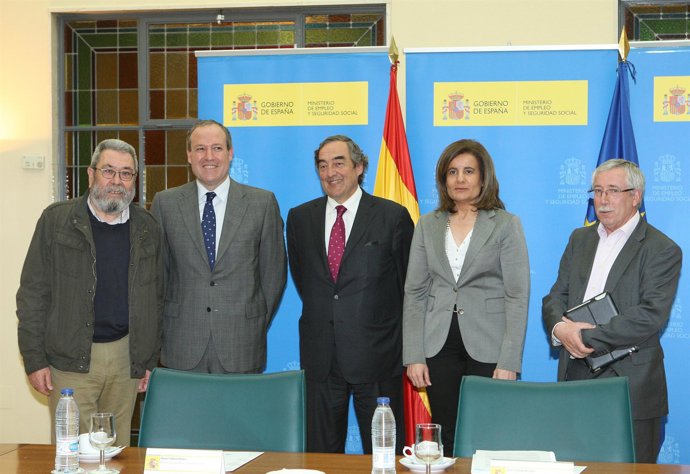 Reunión de Fátima Báñez con los agentes sociales