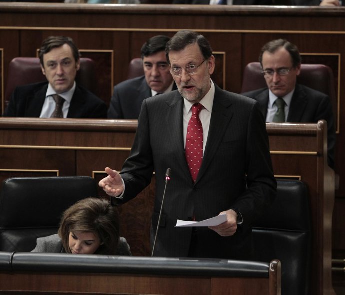 Mariano Rajoy, rodeado de Soraya Sáenz de Santamaría y Alfonso Alonso