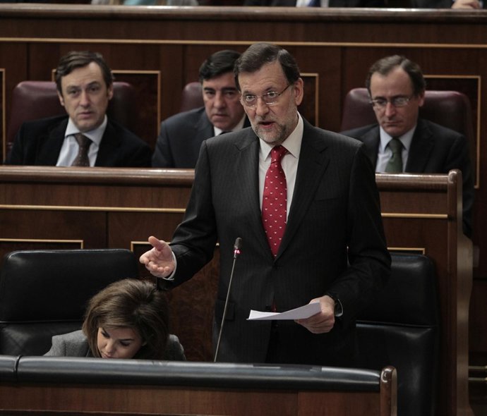 Mariano Rajoy, rodeado de Soraya Sáenz de Santamaría y Alfonso Alonso