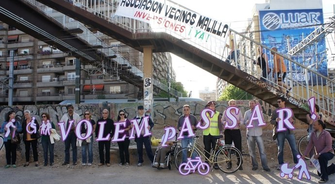 Valencia en Bici en la campaña 'Volem passar' sobre un paso elevado de Malilla.
