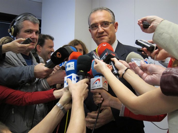 Enrique Maya ante los medios de comunicación tras comparecer ante la juez.