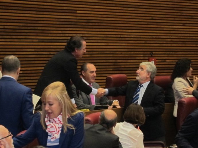 Eduardo Ovejero saluda al nuevo diputado del PP, Miguel Zaragoza. 