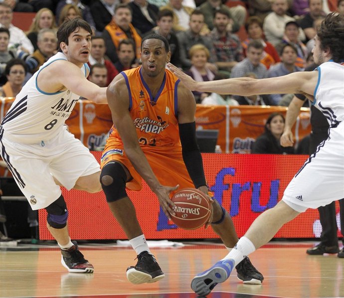 Thomas Kelati 22 Valencia Basket Club - Carlos Suárez 8 Real Madrid