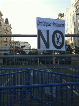 Valla frente al Congreso en la manifestación del 25S en Netuno