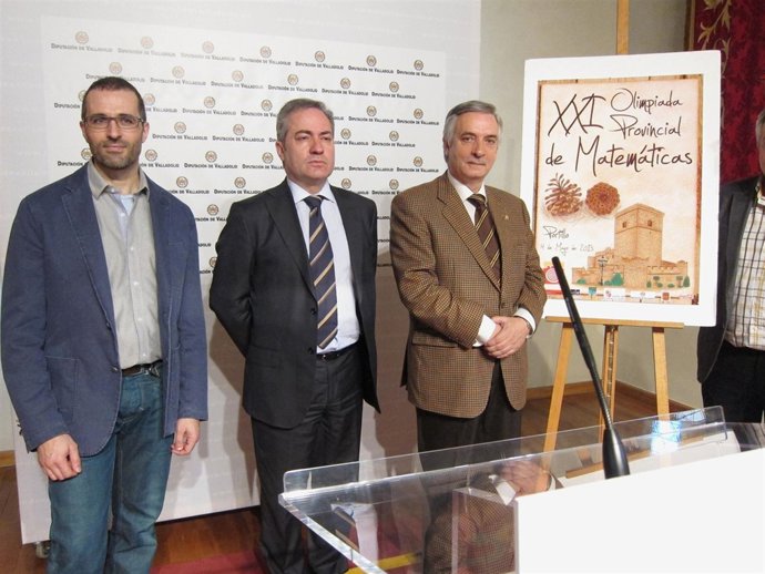 Artemio Domínguez, a la derecha, en la presentación de la Olimpiada Matemática.