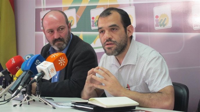 El senador de IU José Manuel Mariscal en Huelva con Pedro Jiménez.