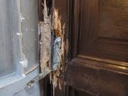 Puerta de acceso a un vicerrectorado de la Universitat de Barcelona (UB)