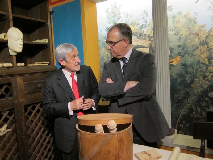 Luis Reverter y Enrique Maya visitando la exposición