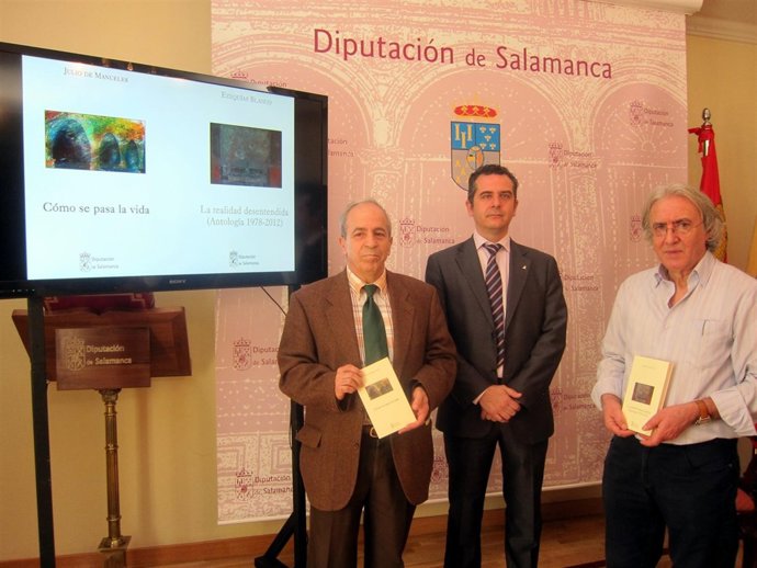 Julio Manueles (I) y Ezequías Blanco (D) junto al diputado de Cultura (C)