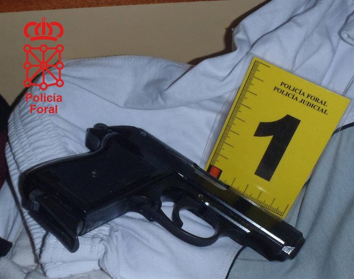 Arma de fogueo hallada en el domicilio del detenido por un atraco en un banco.