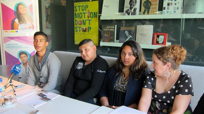Amin, Paco y Roberta, junto a Lola Fernández, campaña Promociona