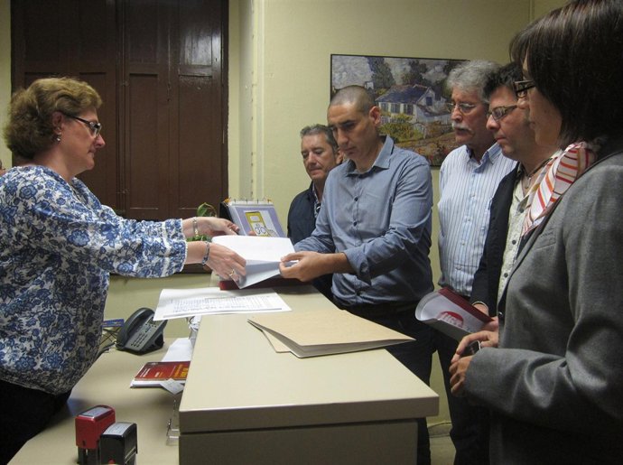 Trabajadores de la EMT y María Gámez en el registro municipal