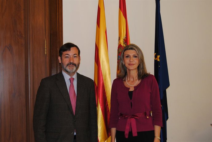 L secretario general del Instituto Cervantes, Rafael Rodríguez, y Llanos de Luna