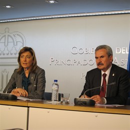 Los consejeros de Bienestar Social y Vivienda y de Economía del Principado