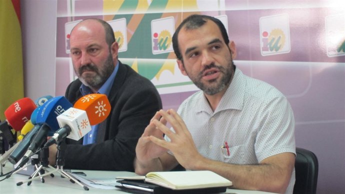 El coordinador provincial de IU en Huelva, Pedro Jiménez, junto a Mariscal.