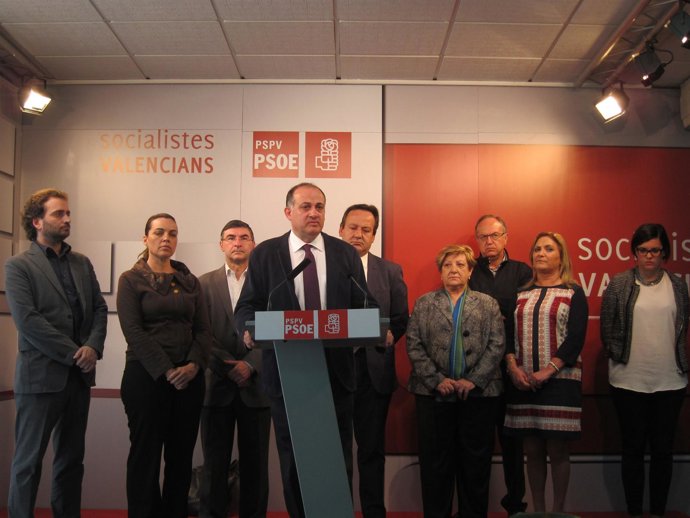 Calabuig en la rueda de prensa junto al resto de ediles del PSPV en Valencia