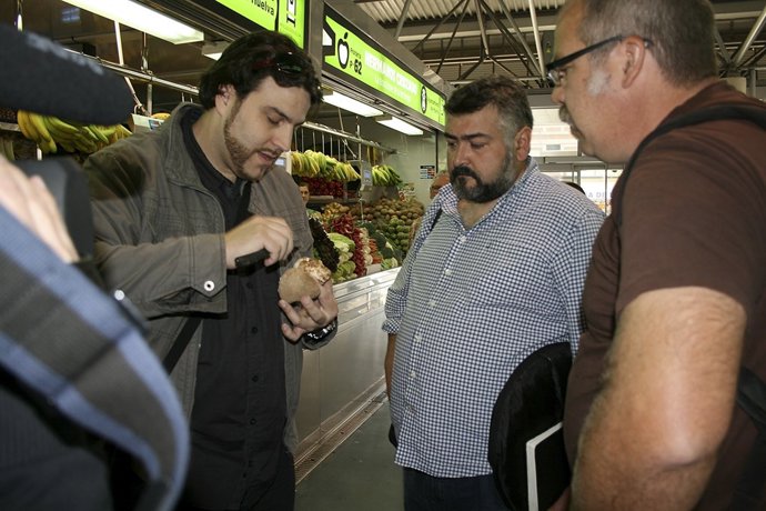 El chef Frank Camorra en el Mercado del Carmen de Huelva.