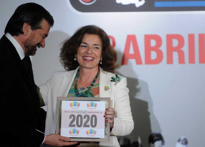 Ana Botella recibe el dorsal 2020 del Maratón de Madrid