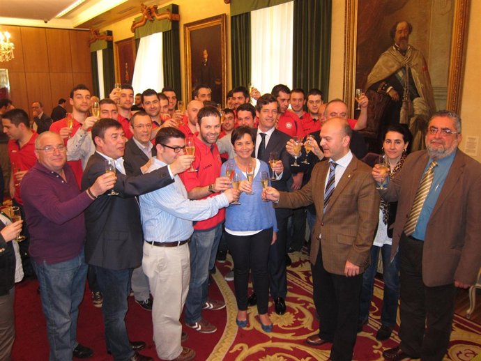 La alcaldesa de Gijón, en el centro